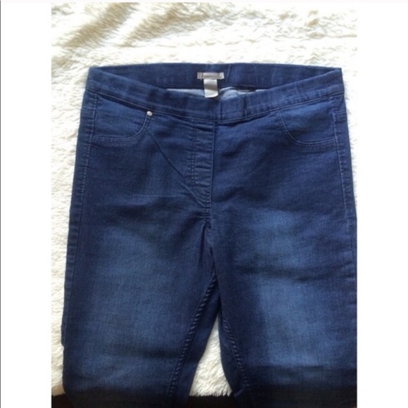 H&M Pants - H&M Jeggings with real pockets on the back. H&M Pants - H&M Jeggings with real pockets on the back.